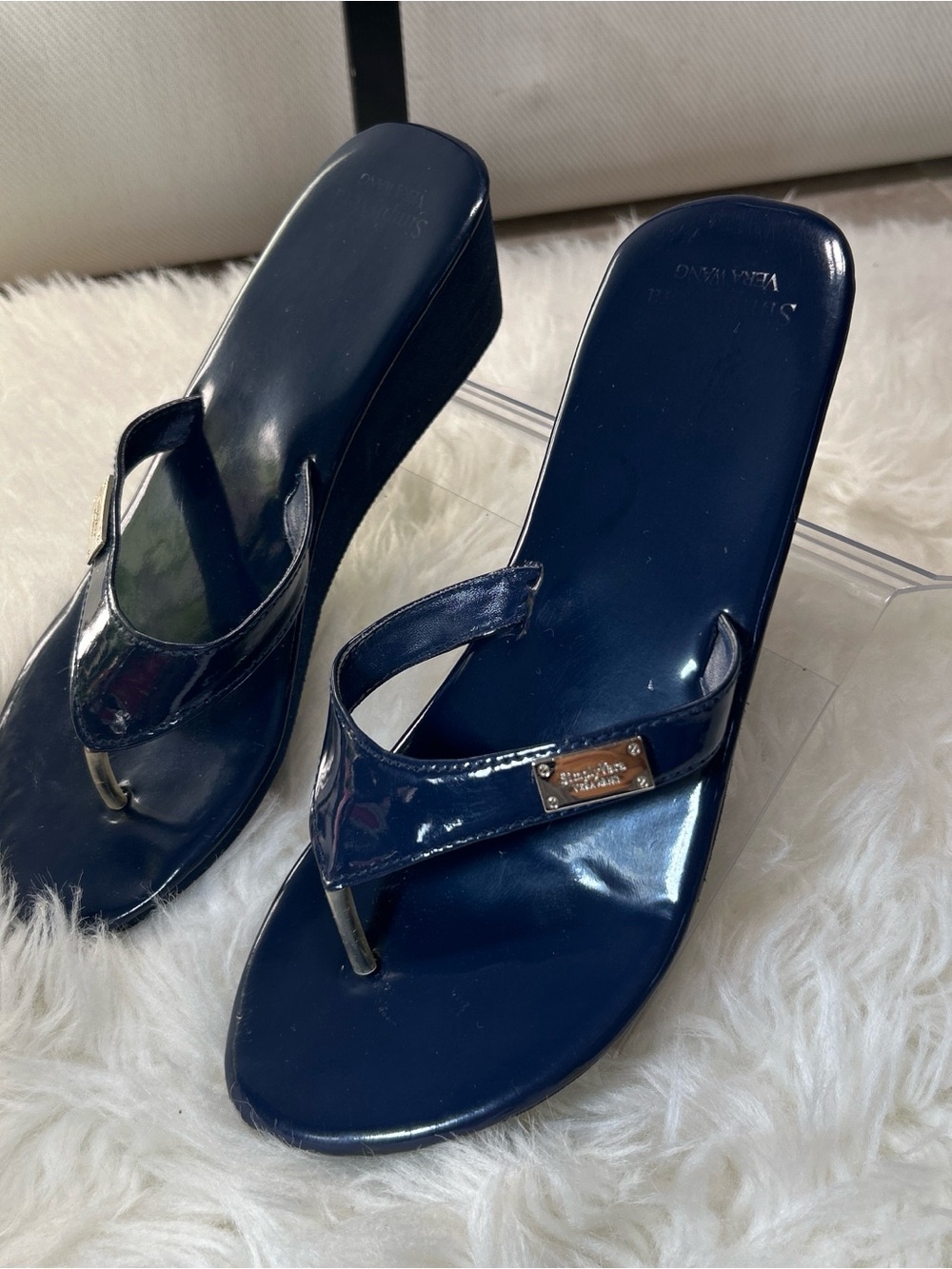 Simple vera Vera wang  Navy Patent Wedge Flip-Flops with Logo Plaque